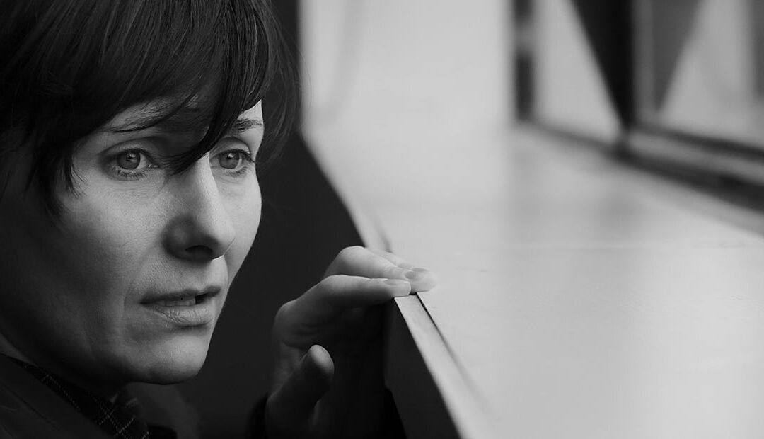 Een moeder, een kind en een leerkracht